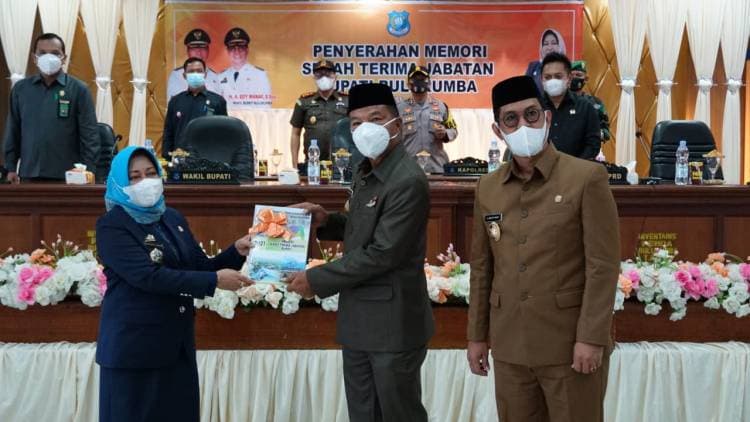 Hari Pertama Kantor, Bupati dan Wakil Bupati Terima Memori Jabatan, Andi Utta Ungkap Subtansi Dikerja Bukan Dicerita