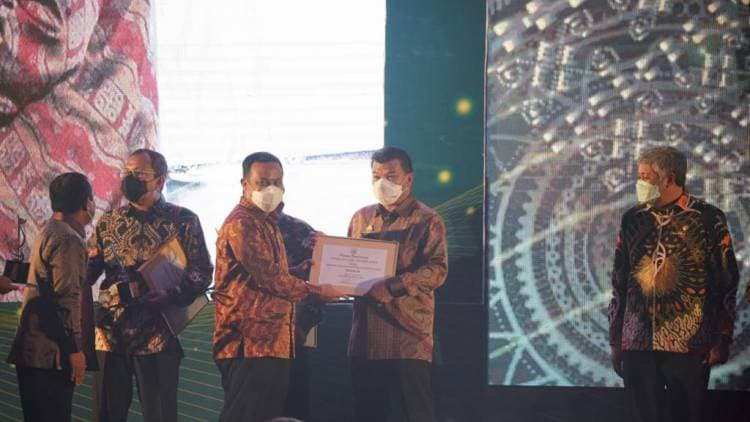 Hadiri Forum Pinisi Sultan, Bupati Muchtar Ali Yusuf Terima Penghargaan