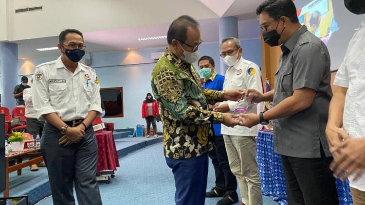 Wabup Edy Manaf Terima Penghargaan Alumni Inspiratif IKA Komunikasi Unhas
