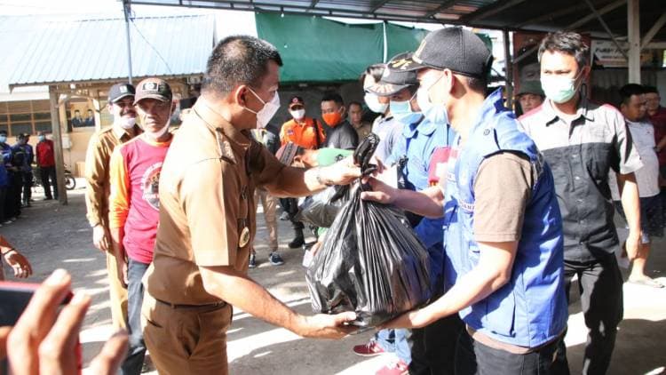 Jelang Lebaran, Bupati Andi Utta Bagikan Bingkisan dan THR Ke Petugas Pengendali Banjir