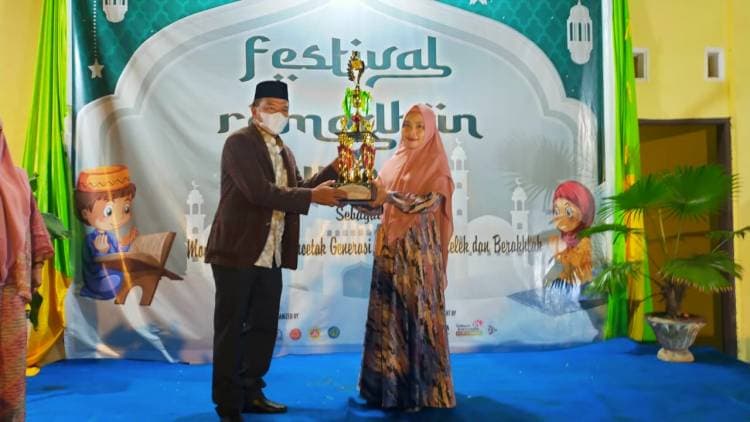 Andi Utta Serahkan Piala Bergilir Bupati Bulukumba kepada Pemenang Festival Ramadan Bira