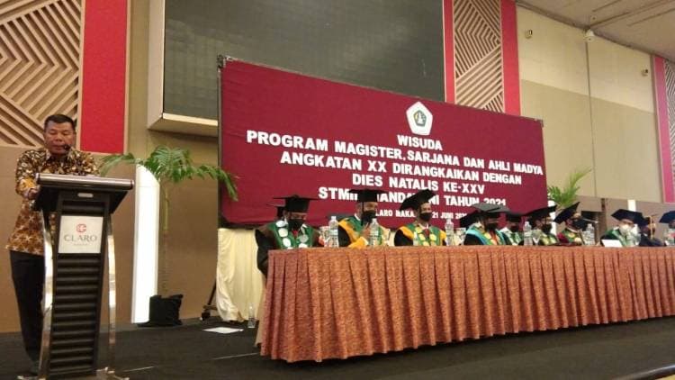 Bupati Bulukumba Orasi Ilmiah dan Terima Penghargaan di Wisuda STIMIK Handayani Makassar