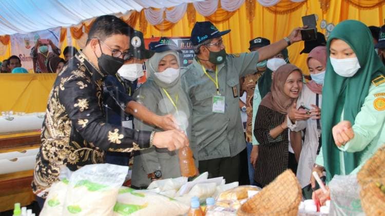 HADIRI PAMERAN PRODUK PERTANIAN, WABUP EDY MANAF AJAK GENERASI MUDA BANGGA MENJADI PETANI MILLENIAL