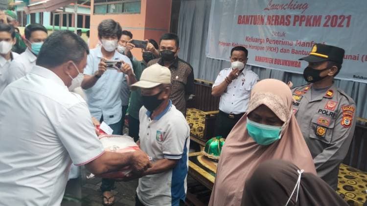 Bupati Andi Utta Serahkan Bantuan Beras PPKM kepada KPM