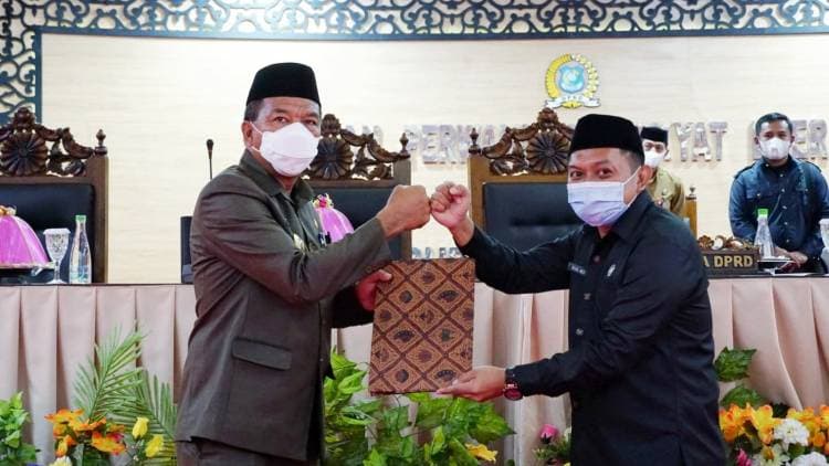 DPRD BULUKUMBA KETUK PALU SETUJUI 3 RANPERDA MENJADI PERDA DALAM PARIPURNA PENYAMPAIAN LAPORAN PANSUS DAN PENDAPAT AKHIR BUPATI
