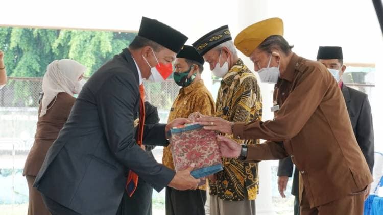 JELANG HUT RI KE-76, BUPATI BULUKUMBA SERAHKAN BINGKISAN UNTUK PARA VETERAN
