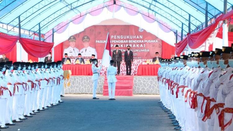 BUPATI KUKUHKAN PASKIBRAKA KABUPATEN BULUKUMBA