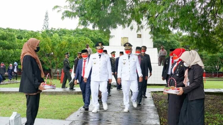 HUJAN SAMBUT ROMBONGAN ZIARAH NASIONAL DI TMP TACCORONG