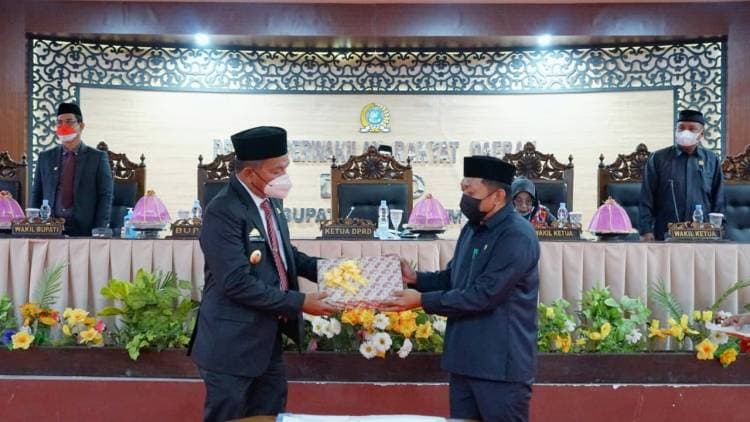 Bupati Serahkan KUA-PPAS Perubahan 2021