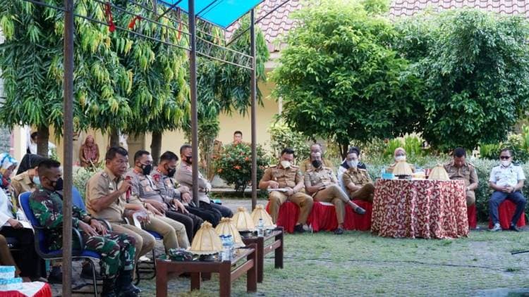DIALOG BERSAMA ORMAS DAN PERS, AKP RAMLI SAMPAIKAN HAL-HAL CARA MENYAMPAIKAN PENDAPAT DI MUKA UMUM.