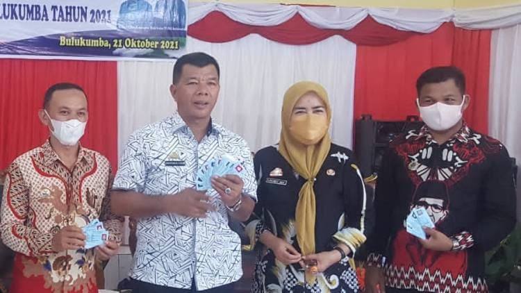 Disdukcapil Serahkan 224 Keping KTP dari Gadis Desa