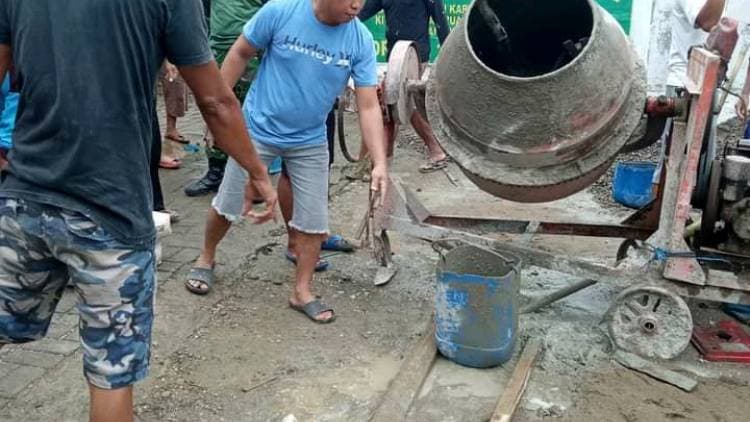 Warga Herlang Gotong Royong Perbaiki Jalanan