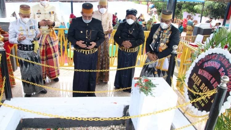 Bupati dan Wabup Bone Ziarah ke Makam Raja Bone ke-9 Lapattawe di Bulukumba