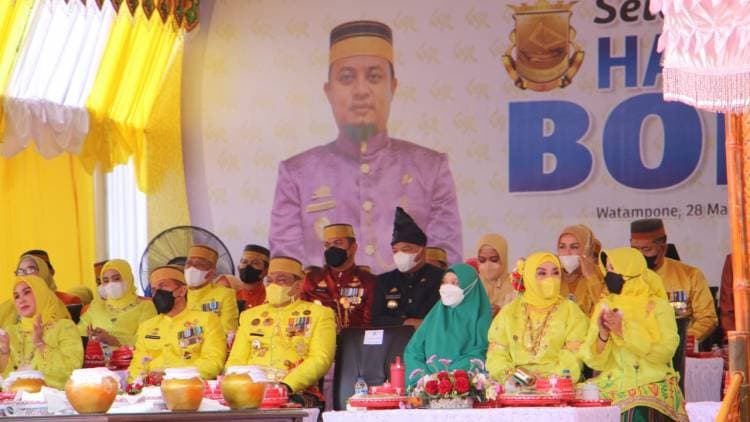 Hari Jadi Bone, Andi Utta Tampil Beda dengan Busana Adat Ammatoa