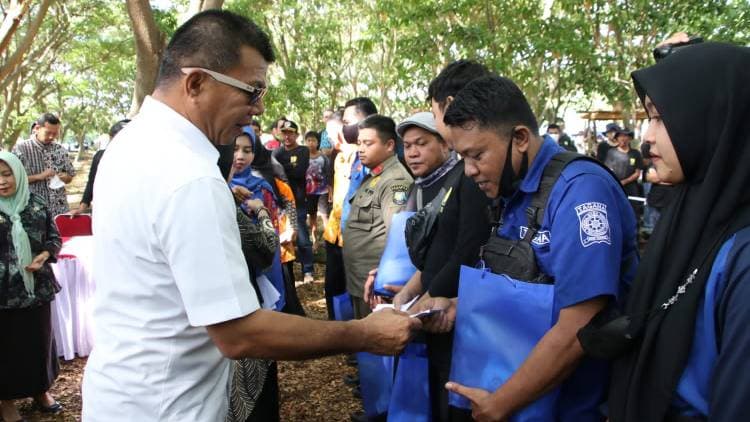 Dinas Pertanian Ketahanan Pangan Bagikan Bahan Pangan kepada Tim Pengendali Banjir, Bupati Andi Utta Tambahkan Bonus