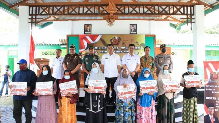 Bupati Andi Utta Serahkan Bantuan Tunai kepada PKL