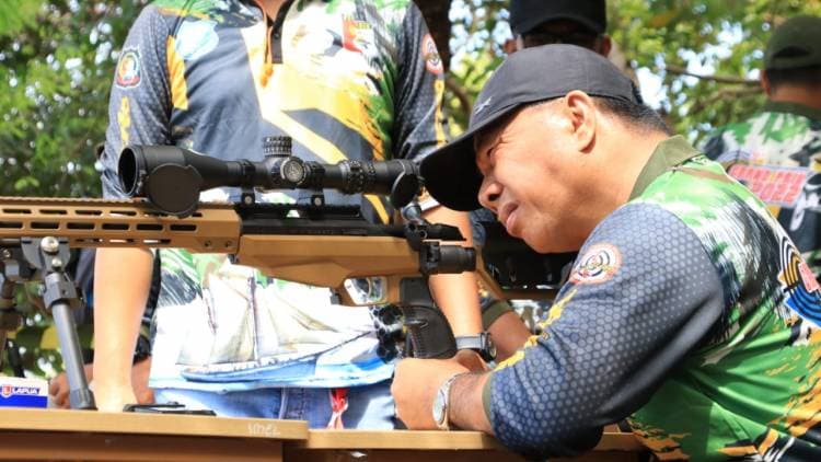 Momen Andi Utta Bidik Sasaran Tembak, Dua Kena, Satu Meleset