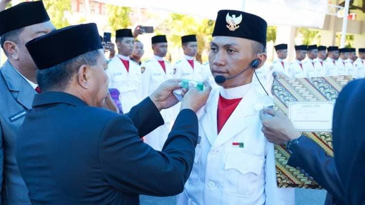 Bupati Andi Utta Kukuhkan Pengibar Bendera HUT RI ke 77