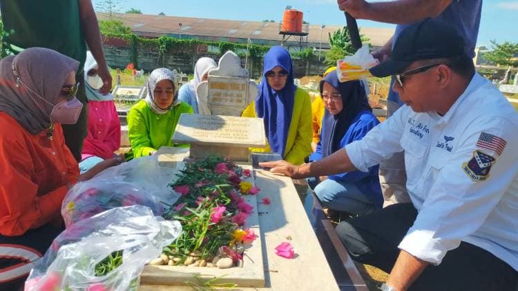 Andi Utta Ziarahi Makam Adiknya Andi Uchu di Macanda