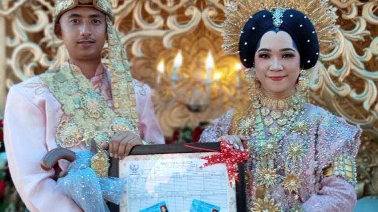 Persembahan Kado Pernikahan untuk Mempelai dari Disdukcapil Bulukumba
