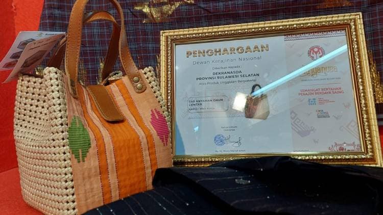 Produk Tas Anyaman Lontar Atas Konjo, Harumkan Bulukumba di Kancah Nasional