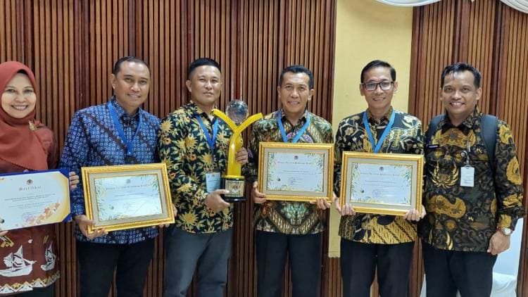 Desa Ara Raih Trophy Proklim UtamaDesa Ara Raih Trophy Proklim Utama