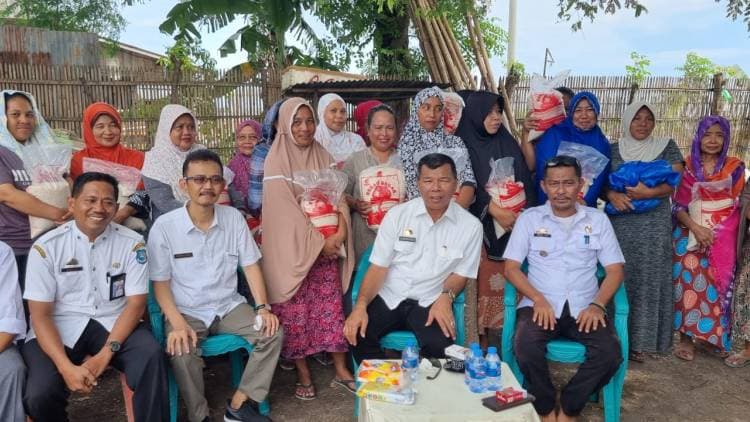 Ke Situbaru, Bupati Andi Utta Bagikan Beras kepada Warga