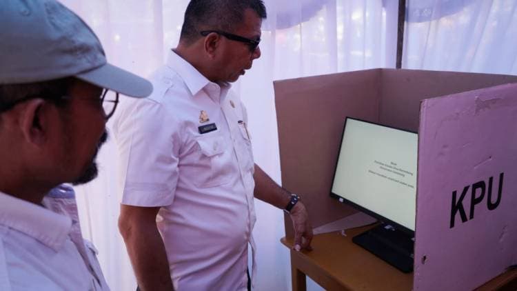 Diawali di Desa Barombong, Bupati Andi Utta Pantau Pilkades Serentak