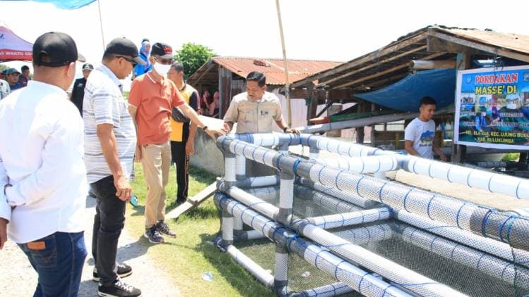 Bupati Andi Utta Serahkan Bantuan Keramba Rumput Laut