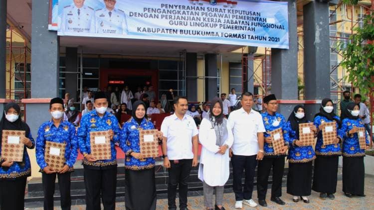 Serahkan SK PPPK Guru, Andi Utta Harap Lebih Semangat Mengajar