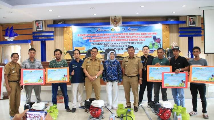 380 Nelayan Bulukumba Terima Bantuan Mesin BBG