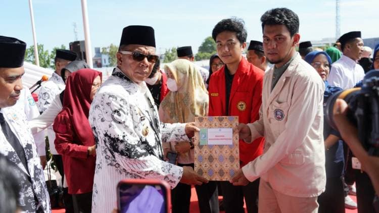 HUT ke-77 PGRI, 97 Mahasiswa Dapat Kado Beasiswa Berprestasi