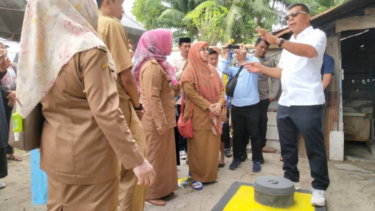 Cegah Stunting, Warga Rentan Dibagikan Jamban