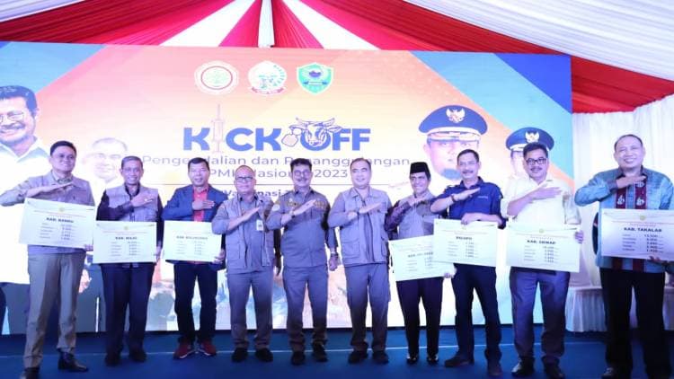 Mentan SYL Kick Off Pengendalian PMK 2023, Bupati Andi Utta Terima Vaksin 118.300 Dosis