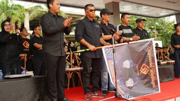 Dilepas Bupati Andi Utta, Ribuan Orang Berbusana Hitam Ikuti Karnaval Budaya
