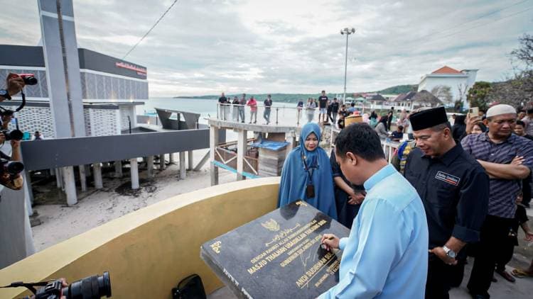 Diresmikan Gubernur, Masjid Thalhah Ubaidillah Jadi Ikon Baru Tanjung Bira Bulukumba