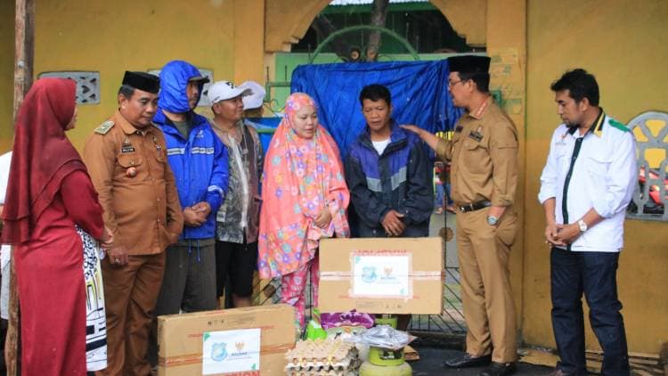 Wabup Edy Manaf Serahkan Bantuan Korban Kebakaran di Bentenge