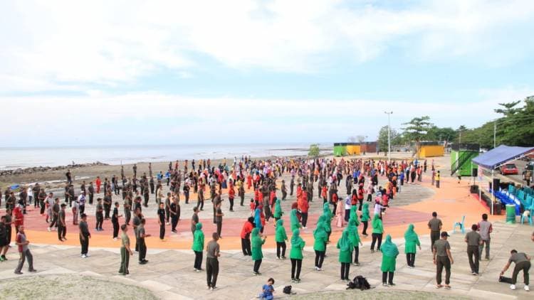 Jumat Pagi, TNI Polri dan Pemda Berbaur Senam Bersama di Pantai Merpati