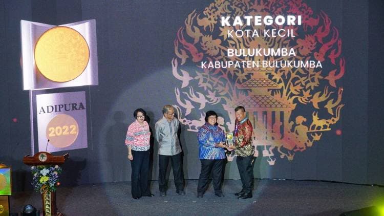 Pertama Kalinya, Bupati Andi Utta Terima Piala Adipura