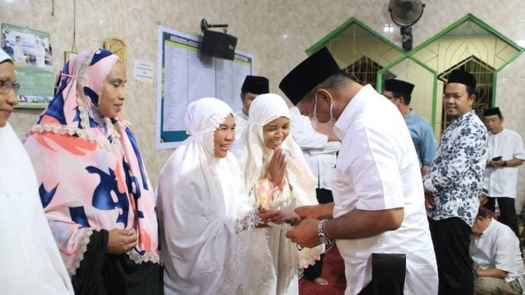 Safari Ramadan, Bupati Andi Utta Serahkan Gajinya untuk Guru Mengaji