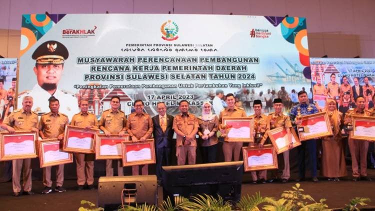 Bupati Andi Utta Terima Penghargaan Mitigasi dan Adaptasi Perubahan Iklim