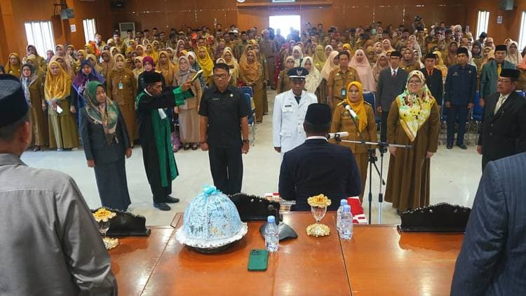 Bupati Andi Utta Rotasi Pejabat, Ratusan Kepala Sekolah SD Dilantik