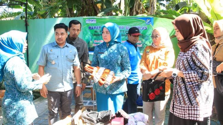 Kunjungi Ela-Ela, Herfida Muchtar Motivasi Warganya Menjadi Kelurahan Terbersih.