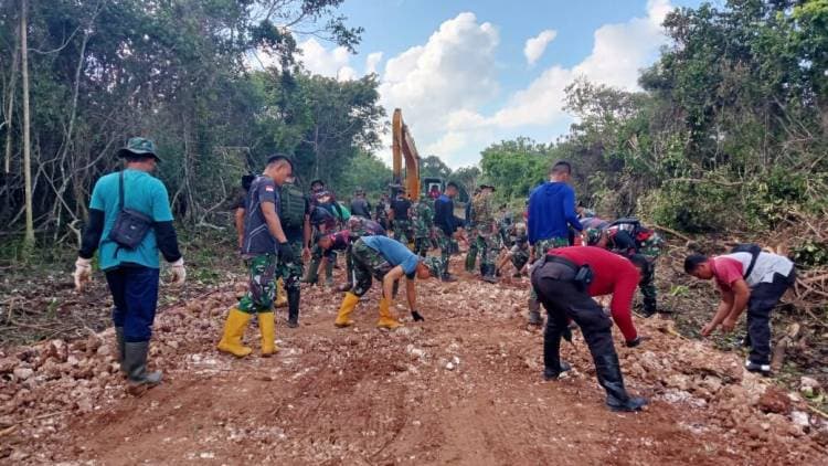 Satgas TMMD Gotong Royong Bersama Warga Bangun Jalan, Kini Mulai Penimbunan