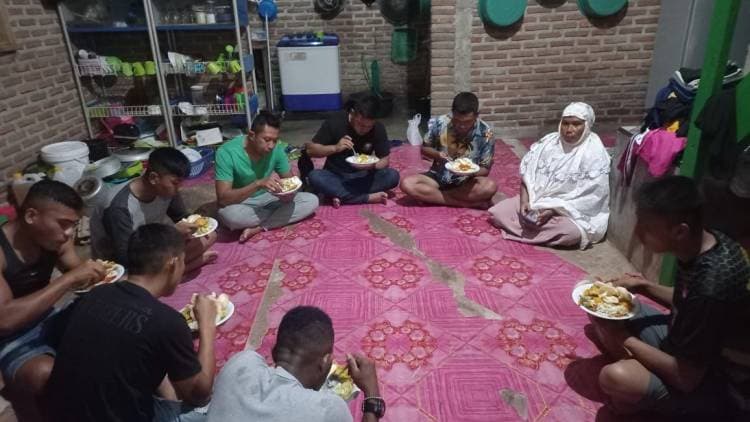 Jalin Kebersamaan, Personil Satgas TMMD Makan Malam Bersama di Rumah Warga