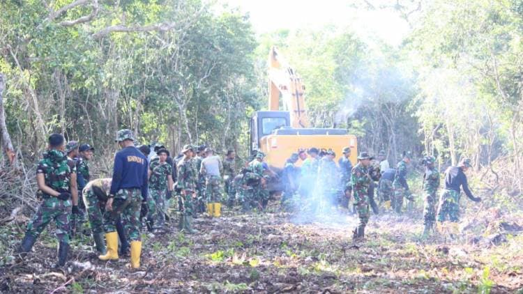Hujan Tak Surutkan Semangat Satgas TMMD Kodim 1411/Bulukumba.