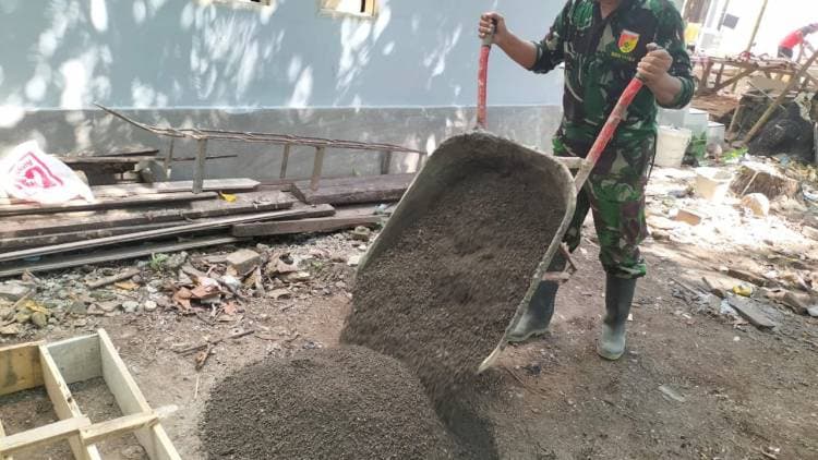 Satgas TMMD ke-117 Membuat Patok Jalan untuk Meningkatkan Aksesibilitas