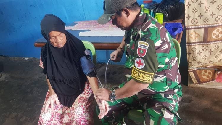 Satgas TMMD Kodim 1411/Blk Gelar Layanan Kesehatan Door To Door bagi Warga Kelurahan Tanah Lemo