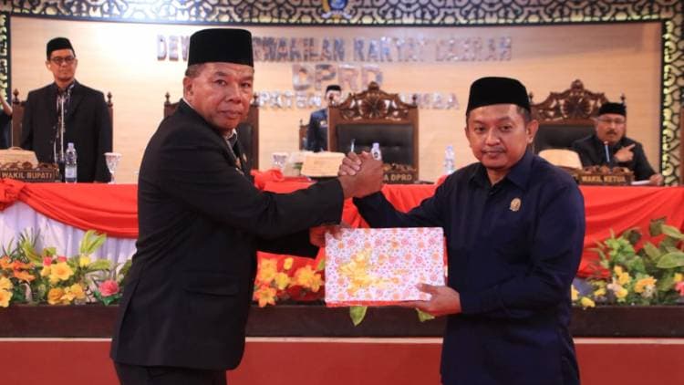 Bupati Andi Utta Serahkan KUA-PPAS RAPBD 2024