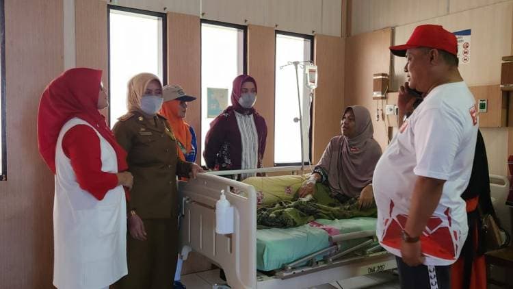 Ketua TP PKK Bulukumba Andi Herfida Muchtar Jenguk Anggota Pramuka Korban Kecelakaan